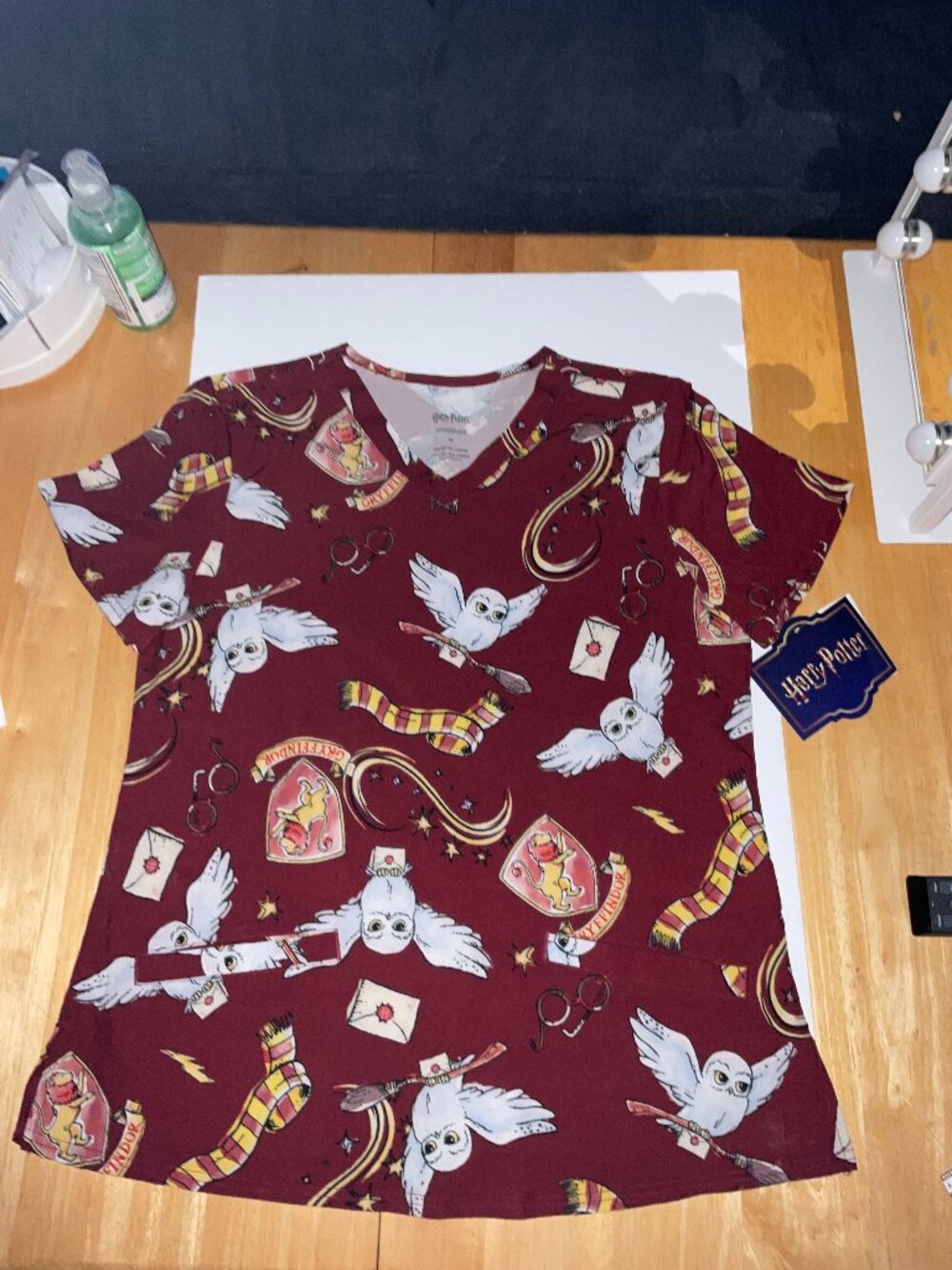 Harry Potter Hedwig and  Gryffindor Scrub Top Maroon Size Medium NWT